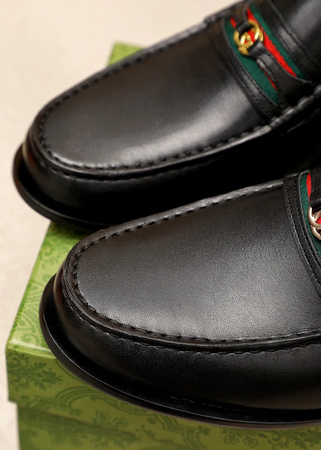 Men's shoes 💰480 💐 Product trademark: GUCCI "Gucci" casual leather shoes Regular size: 38-44 (45.46.47🉑️customized) Product materials: Selected imported first-layer calfskin upper + classic hardware buckle, imported cowhide leather lining. Strong three-dimensional visual effect, original combination outsole Color: 2⃣️colors available